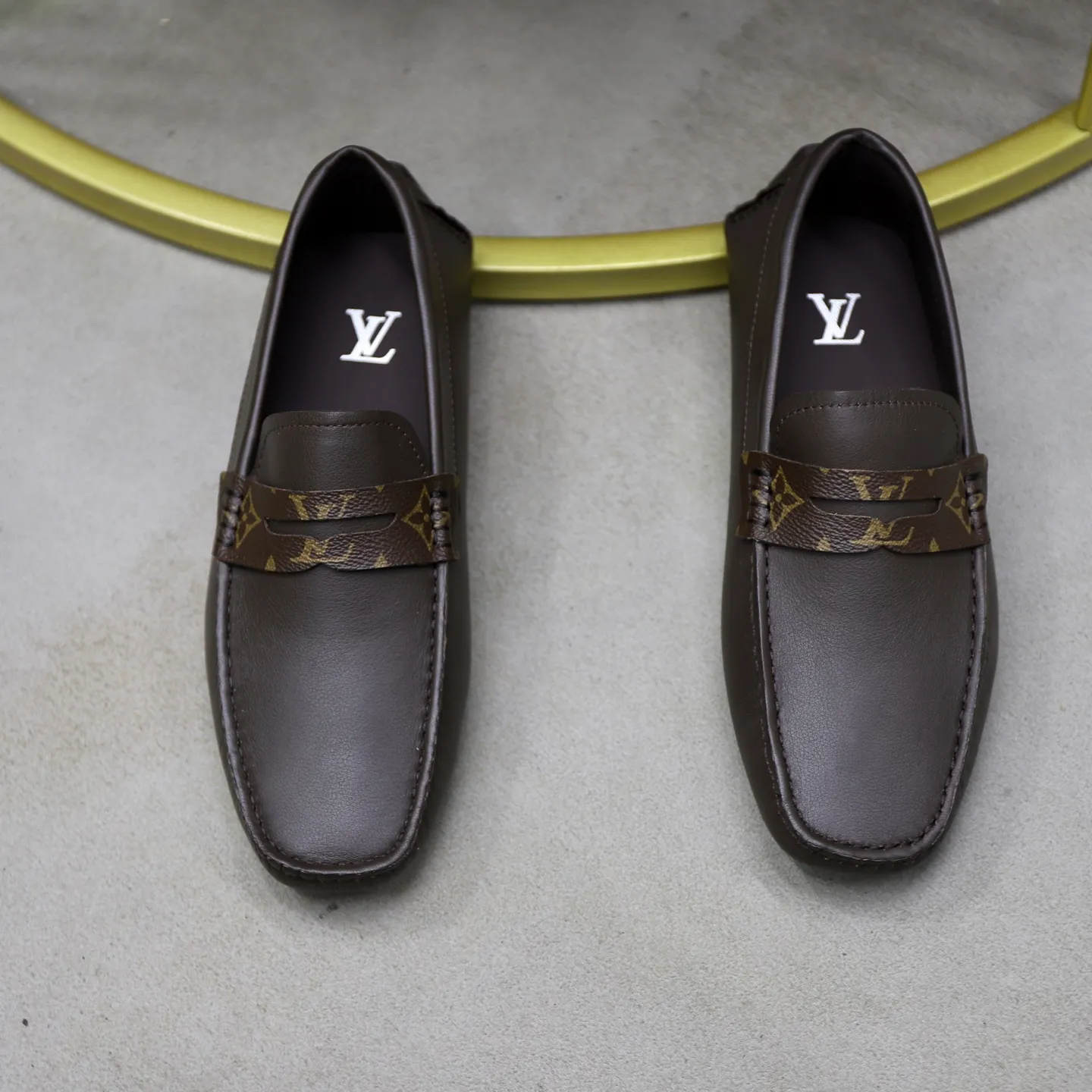 Ex-factory price: 460💰【LV】Louis Vuitton ⚠️High-end men’s driving and pedal series ⚠️38-44 (customized for 45) ⚠️All original cowhide leather! Thick and soft! Made entirely of calfskin lining! Rubber sheet anti-slip beanie sole! Three-dimensional package technology! Fashionable and classic! Handicrafts! Original high quality! Feel free to compare!